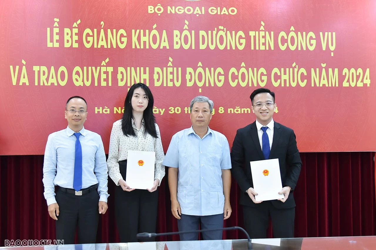 Bộ Ngoại giao trao quyết định điều động công tác cho các công chức, viên chức mới được tuyển dụng