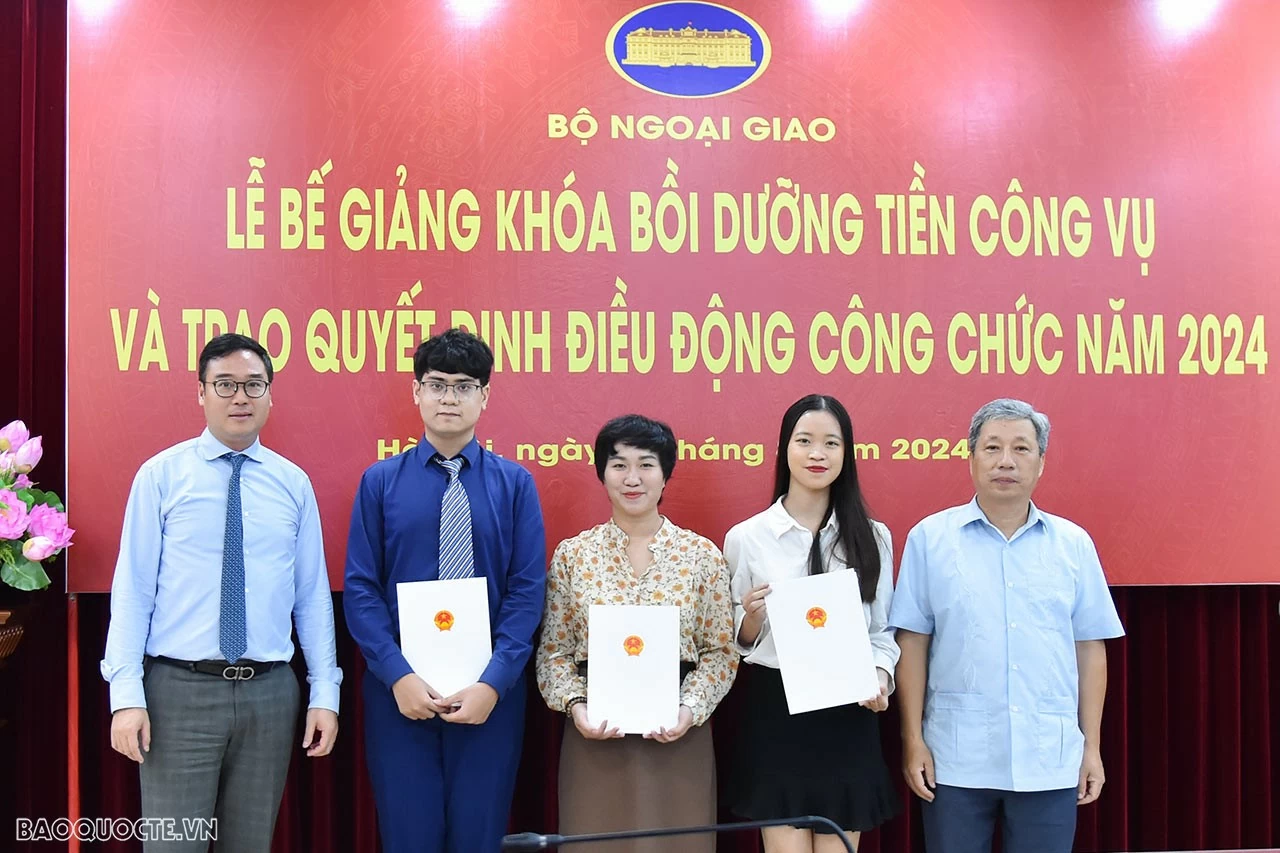 Bộ Ngoại giao trao quyết định điều động công tác cho các công chức, viên chức mới được tuyển dụng