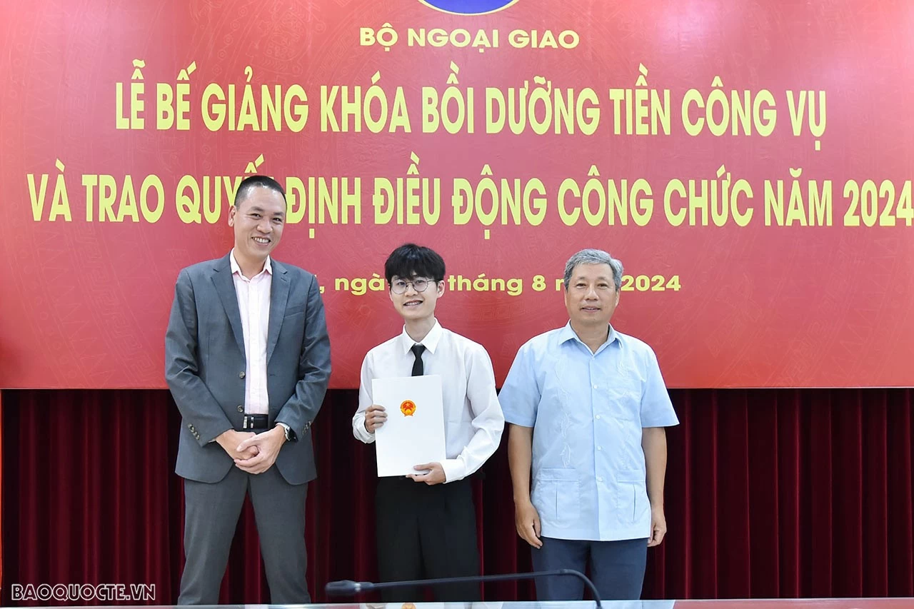 Bộ Ngoại giao trao quyết định điều động công tác cho các công chức, viên chức mới được tuyển dụng Bộ Ngoại giao trao quyết định điều động công tác cho các công chức, viên chức mới được tuyển dụng