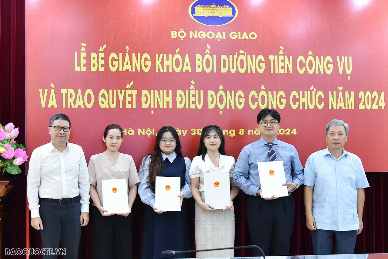 Bộ Ngoại giao trao quyết định điều động công tác cho các công chức, viên chức mới được tuyển dụng