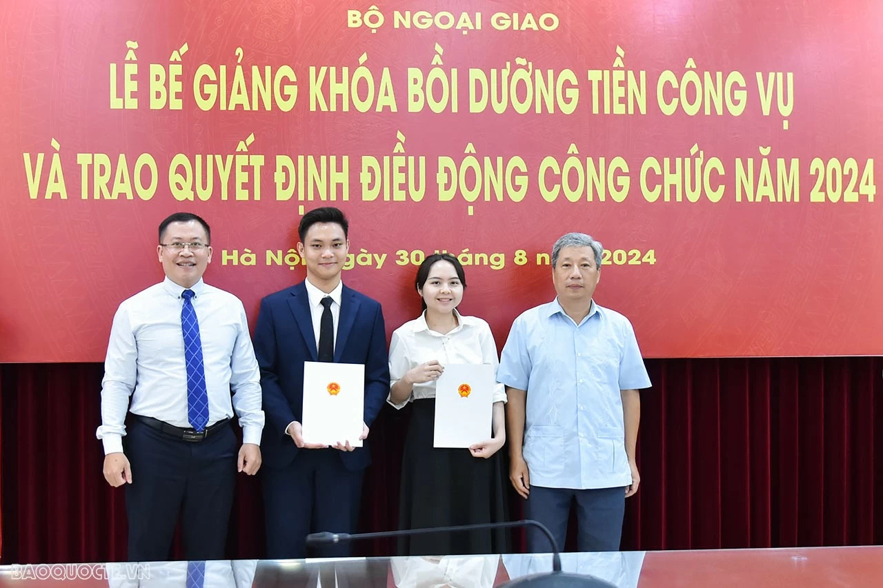 Bộ Ngoại giao trao quyết định điều động công tác cho các công chức, viên chức mới được tuyển dụng