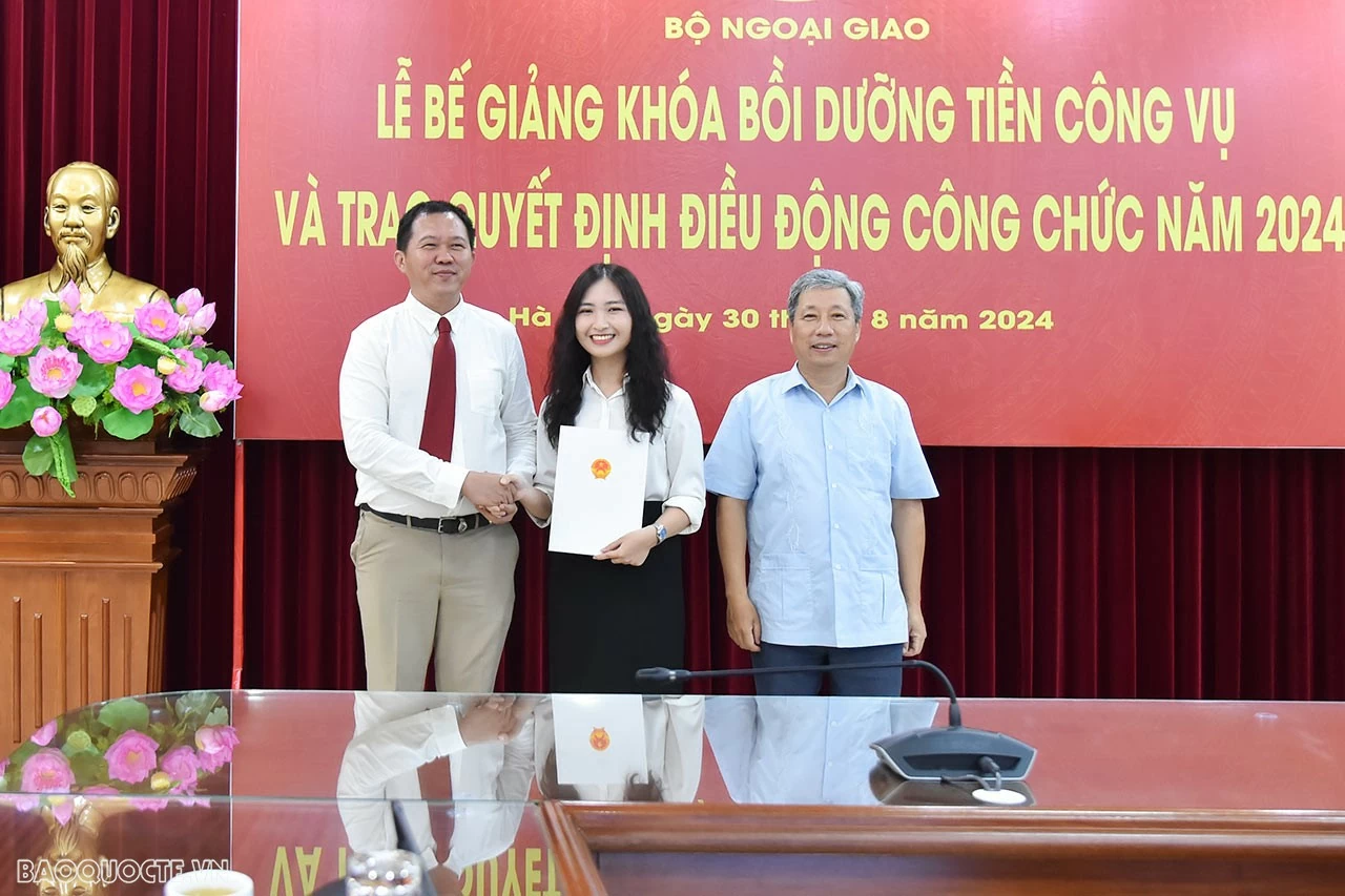 Bộ Ngoại giao trao quyết định điều động công tác cho các công chức, viên chức mới được tuyển dụng