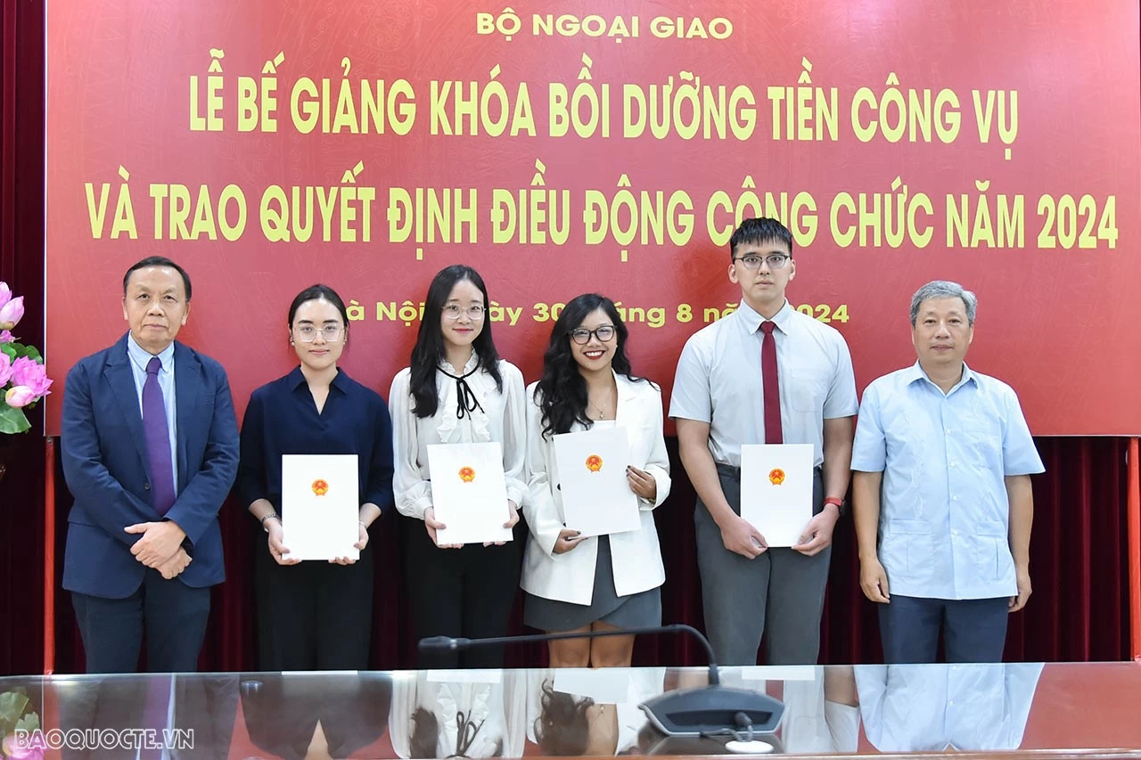 Bộ Ngoại giao trao quyết định điều động công tác cho các công chức, viên chức mới được tuyển dụng