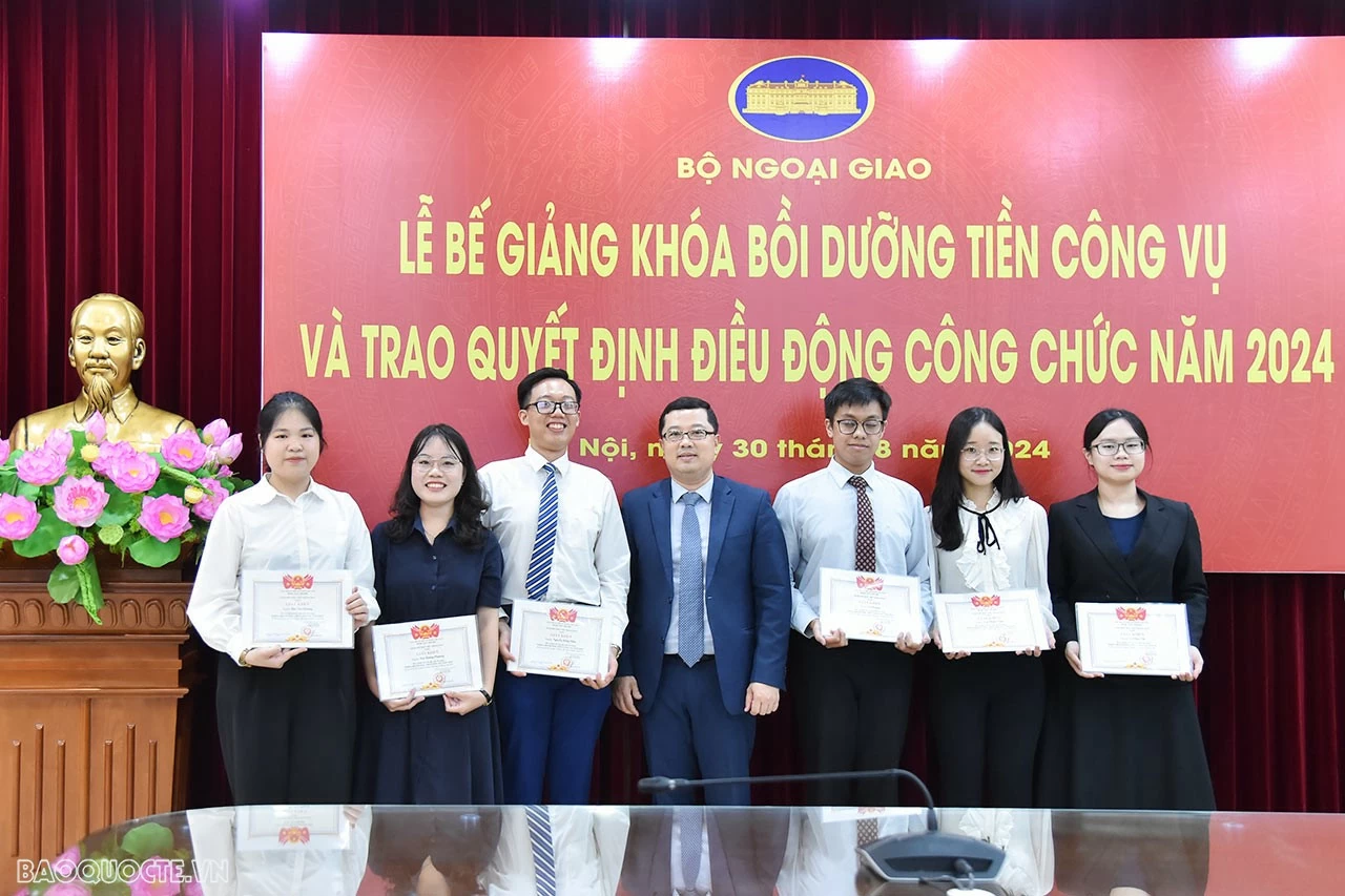 Bộ Ngoại giao trao quyết định điều động công tác cho các công chức, viên chức mới được tuyển dụng