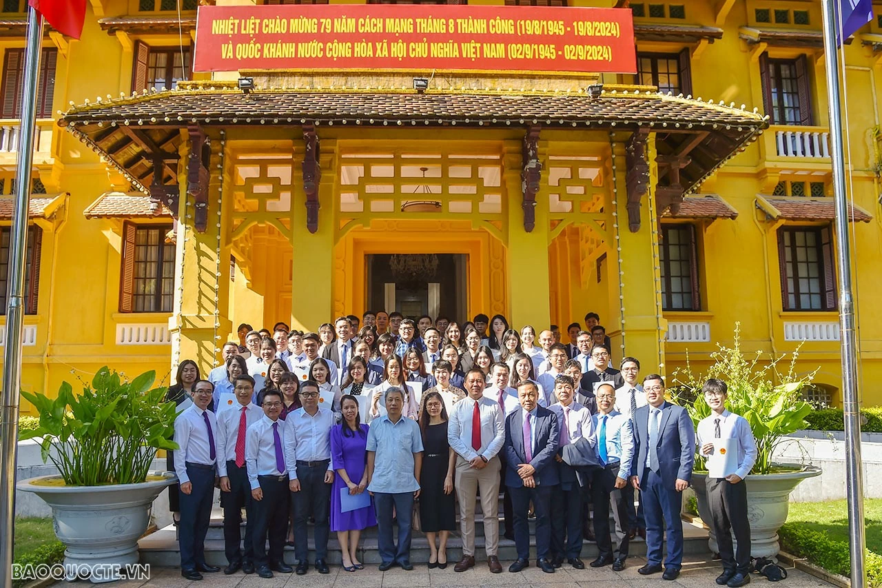 Bộ Ngoại giao trao quyết định điều động công tác cho các công chức, viên chức mới được tuyển dụng