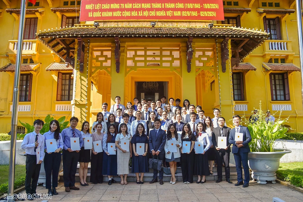 Bộ Ngoại giao trao quyết định điều động công tác cho các công chức, viên chức mới được tuyển dụng Bộ Ngoại giao trao quyết định điều động công tác cho các công chức, viên chức mới được tuyển dụng
