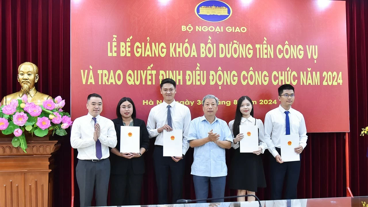 Bộ Ngoại giao trao quyết định điều động công tác cho các công chức, viên chức mới được tuyển dụng