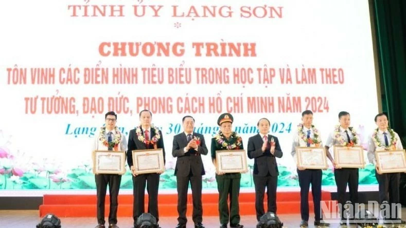 Outstanding models in studying and following President Ho Chi Minh’s example honoured