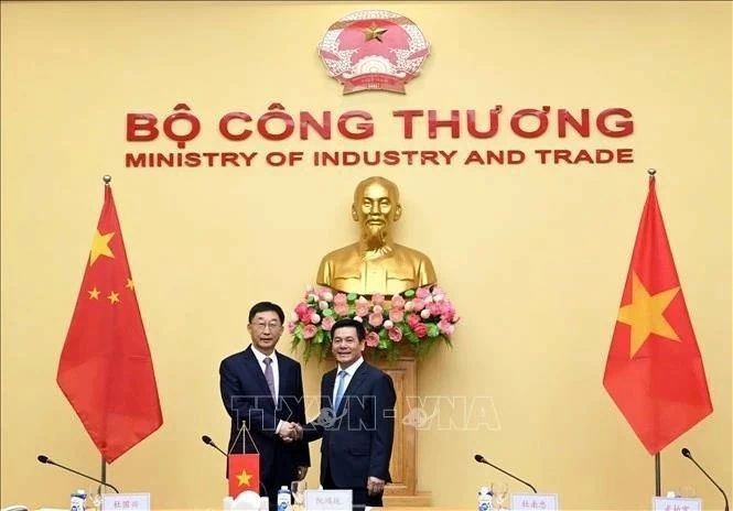 Minister of Industry and Trade Nguyen Hong Dien (R) and Liu Ning, visiting member of the Communist Party of China (CPC) Central Committee and Secretary of the CPC Committee of China&rsquo;s Guangxi Zhuang Autonomous Region at their talks on August 30. (Photo: VNA)