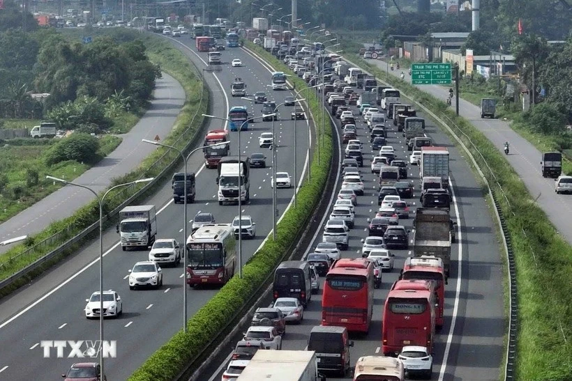 Trên đường Vành đai 3 trên cao, từng hàng xe nối đuôi nhau di chuyển khó khăn để ra khỏi trung tâm Thủ đô (ảnh chụp lúc 11g30). (Ảnh: Phạm Kiên/TTXVN)