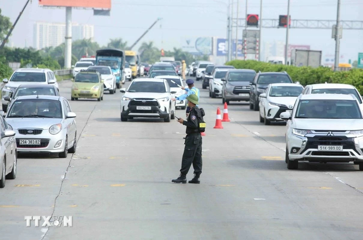 Lực lượng Cảnh sát Cơ động được tăng cường tham gia hỗ trợ điều tiết, phân luồng giao thông tại khu vực trạm thu phí Pháp Vân-Cầu Giẽ. (Ảnh: Phạm Kiên/TTXVN)