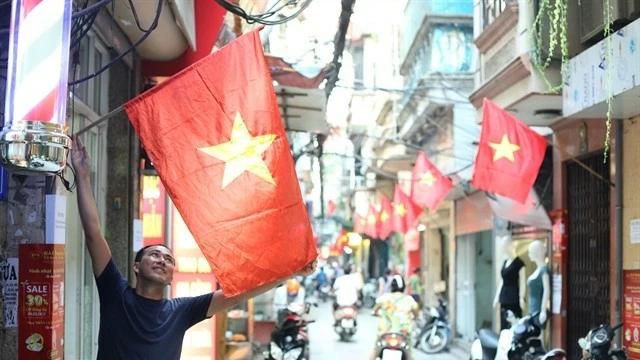 Hanoi resplendent with flags and flowers to celebrate national anniversaries