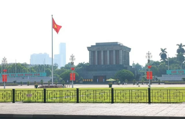 Hanoi resplendent with flags and flowers to celebrate national anniversaries