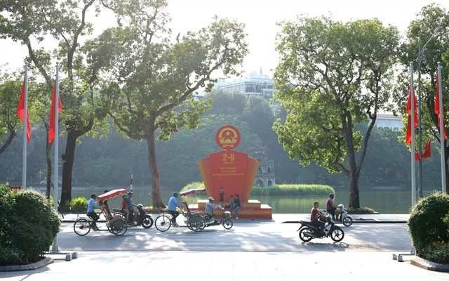 Hoan Kiem Lake, the heart of the capital, is also decorated brilliantly for the national special occasions.(Photo: VNA/VNS)