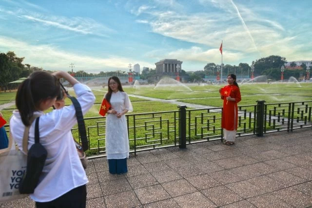 Hanoi resplendent with flags and flowers to celebrate national anniversaries