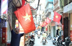 Hanoi resplendent with flags and flowers to celebrate national anniversaries