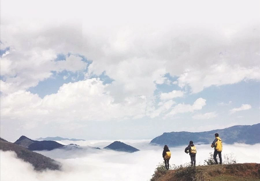 From the top of the mountain, Hong Ngai is like a sea of ​​clouds. (Photo: baodantoc.vn)