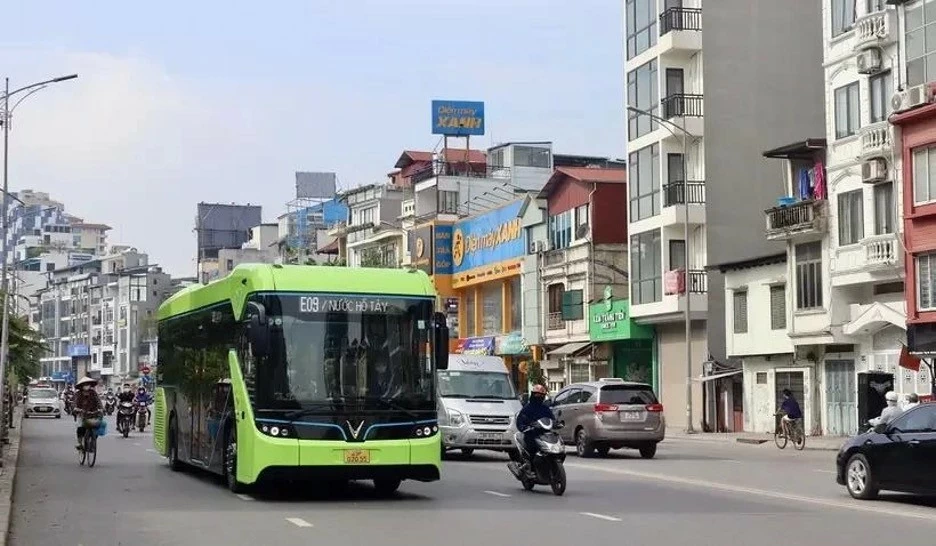 Hanoi launches additional electric bus routes to reduce greenhouse gas emissions into the environment. (Photo: VNA)