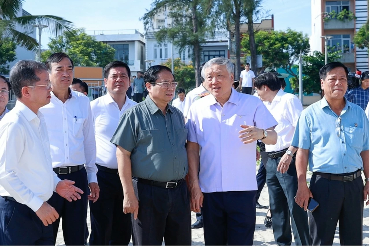 Thủ tướng Phạm Minh Chính, Phó Thủ tướng Thường trực Chính phủ Nguyễn Hòa Bình và lãnh đạo các bộ, ngành và TP. Đà Nẵng tại buổi khảo sát - Ảnh: VGP/Nhật Bắc