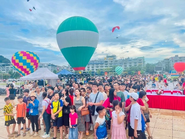 Cơ hội ngắm nhìn toàn cảnh TP. Hạ Long, Quảng Ninh tại Lễ hội khinh khí cầu