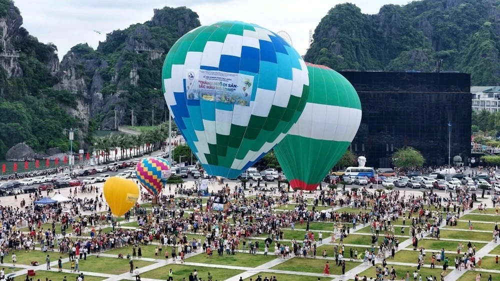 Quảng Ninh bùng nổ du lịch: 289.000 khách trong 2 ngày Lễ