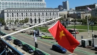 Cờ đỏ sao vàng của Việt Nam tung bay trang trọng trên bầu trời San Francisco