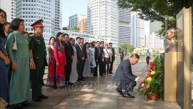 Vietnamese people in Singapore implement Uncle Ho's testament