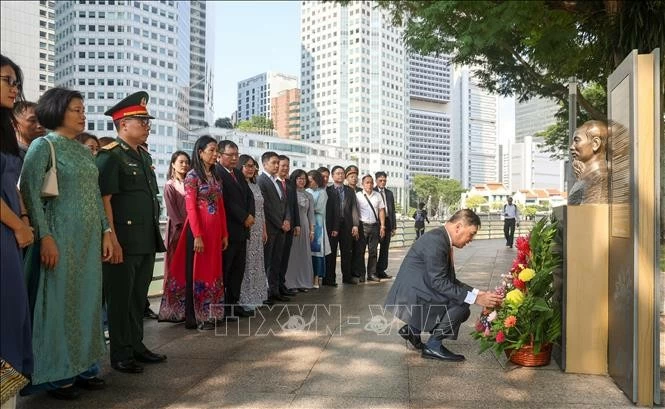 Officials from the embassy and other agencies of Vietnam in Singapore, along with representatives of the Vietnamese community at the statue of President Ho Chi Minh at the Asian Civilisations Museum (ACM). (Photo: VNA)