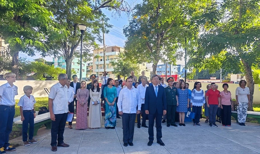 Đại sứ quán Việt Nam tại Cuba dâng hoa nhân tại Công viên Hồ Chí Minh tại La Habana