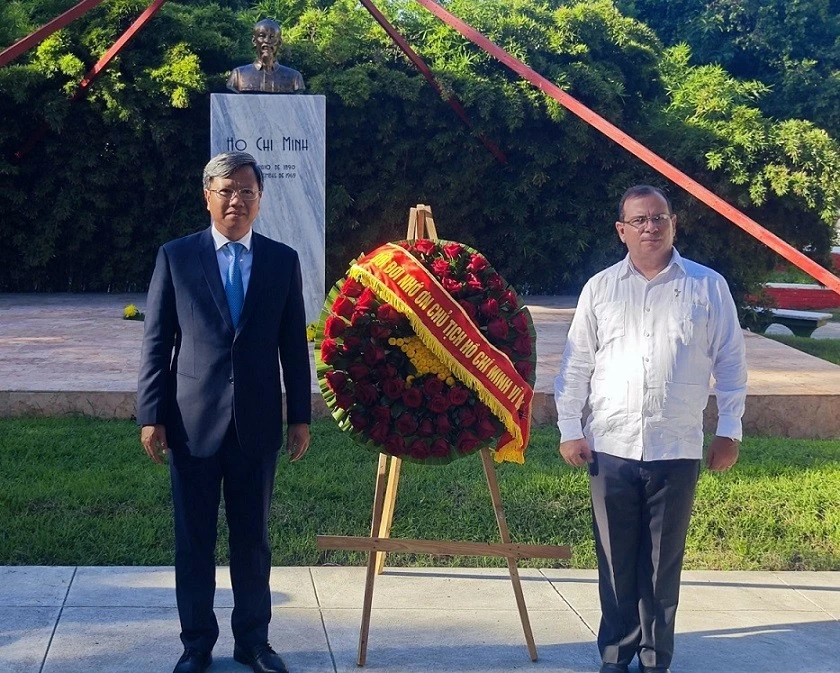 Đại sứ quán VN tại Cuba dâng hoa nhân tại Công viên Hồ Chí Minh tại La Habana