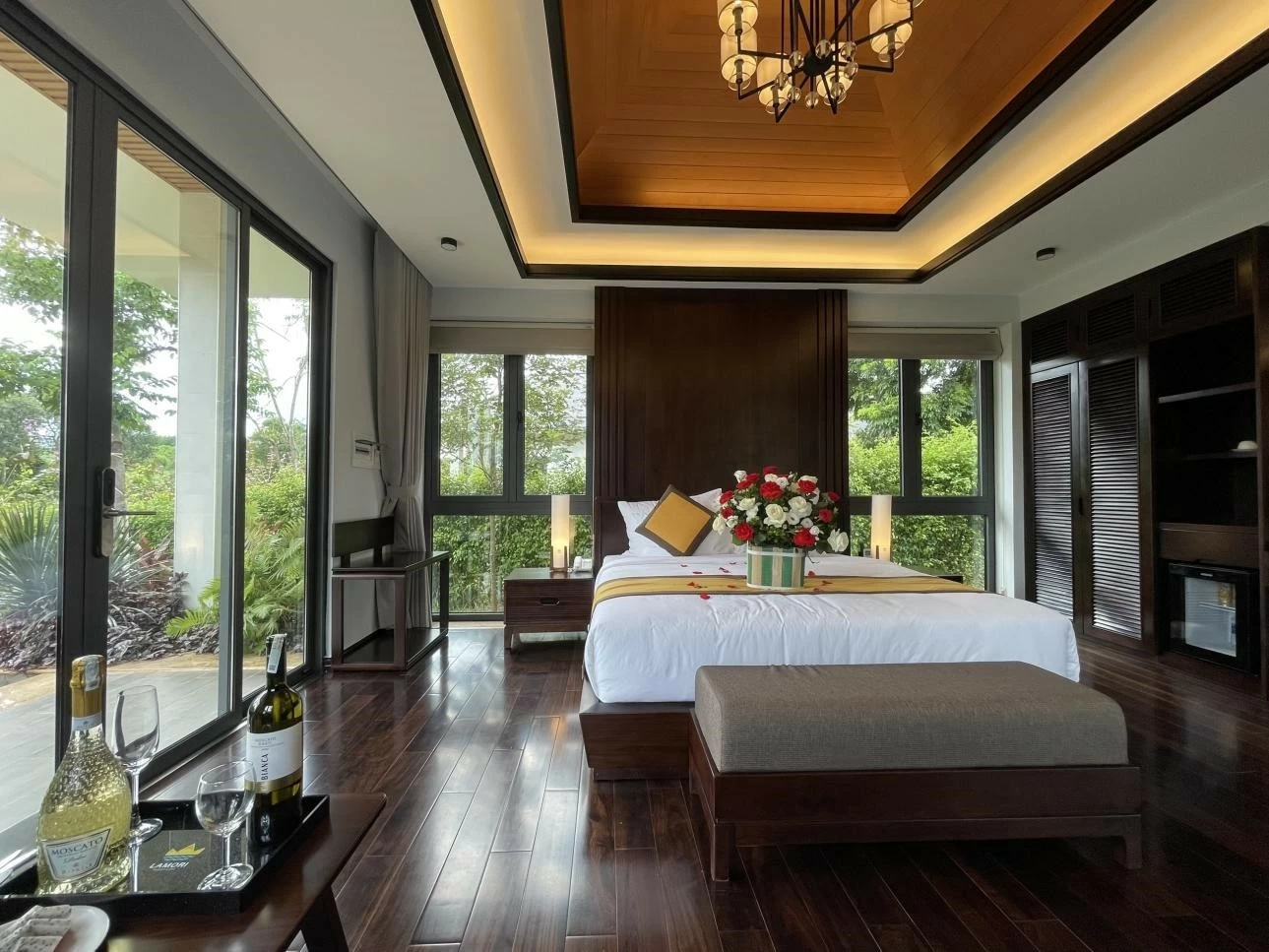 Nội thất sang trọng toát lên nét kiêu sa, vương giả. Nội thất sang trọng toát lên nét kiêu sa, vương giả.
