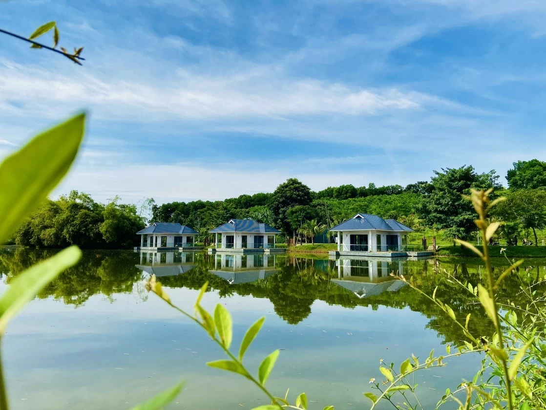 Biệt thự nổi bên bờ hồ màu lam ngọc. Biệt thự nổi bên bờ hồ màu lam ngọc.