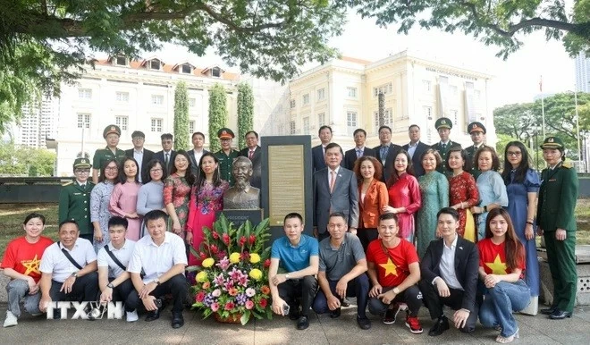 Cán bộ, kiều bào, sinh viên và lưu học sinh Việt Nam tại Singapore chụp ảnh lưu niệm bên Tượng đài Chủ tịch Hồ Chí Minh, ngày 2/9/2024. (Ảnh: Lê Dương/TTXVN)