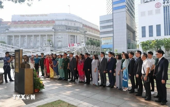 Cán bộ, kiều bào, sinh viên và lưu học sinh Việt Nam tại Singapore thành kính dâng hoa tưởng nhớ công ơn của Bác Hồ. (Ảnh: Lê Dương/ TTXVN)