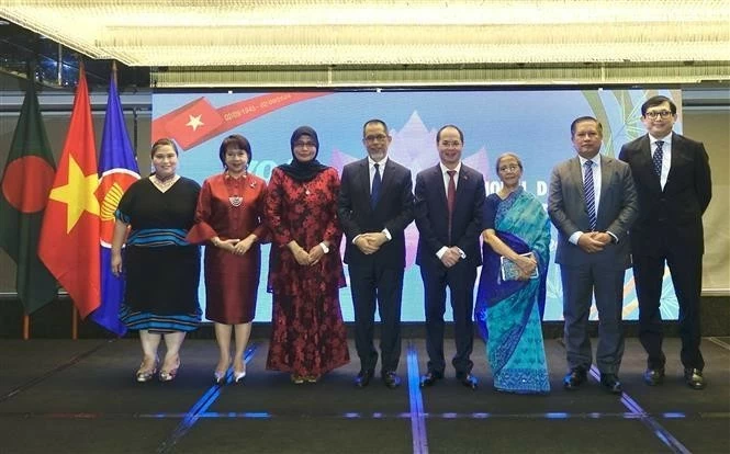 Vietnamese Ambassador to Bangladesh Nguyen Manh Cuong (fourth, from right) is with Bangladesh's Interim Government Advisor in charge of the Ministry of Fisheries and Livestock Farida Akhter and Ambassadors and Charge d'Affaires of ASEAN countries at the celebration. (Photo: Provided by the Embassy)