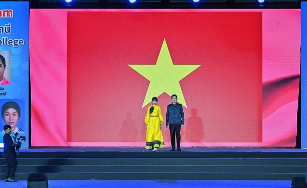 Đại sứ Việt Nam tại Thái Lan cùng phu nhân trình diễn trang phục truyền thống chất liệu lụa Thái