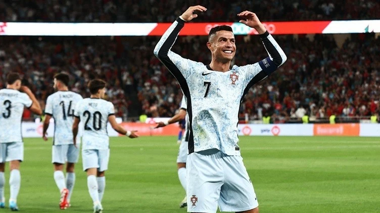 Ronaldo chạm mốc 900 bàn thắng