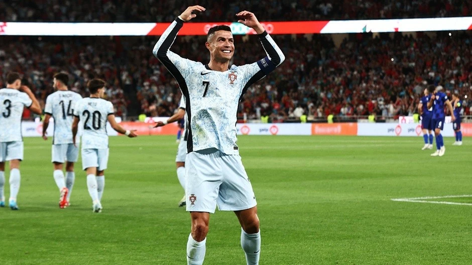 Ronaldo chạm mốc 900 bàn thắng Ronaldo chạm mốc 900 bàn thắng