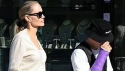 Pax Thiên bó bột tay, đi ăn trưa cùng mẹ Angelina Jolie