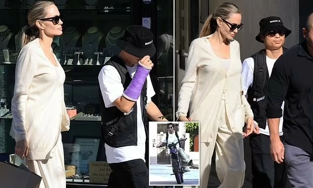 Pax Thiên bó bột tay, đi ăn trưa cùng mẹ Angelina Jolie Pax Thiên bó bột tay, đi ăn trưa cùng mẹ Angelina Jolie