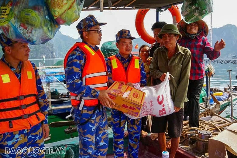 Lữ đoàn 170, Vùng 1 Hải quân tặng nhu yếu phẩm thiết yếu cho ngư dân đang tránh, trú bão tại Vịnh Bái Tử Long. (Ảnh: Đoàn Hiệp)