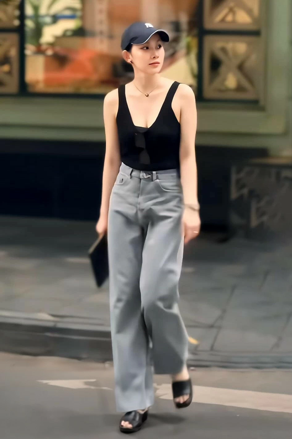 Hoa hậu Thùy Lâm cho biết, sau thời gian trung thành với đồ Hoa hậu Thùy Lâm xuống phố với phong cách thời trang năng động và nữ tính