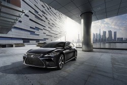 Triệu hồi xe Lexus tại Việt Nam để khắc phục lỗi camera và bơm nhiên liệu