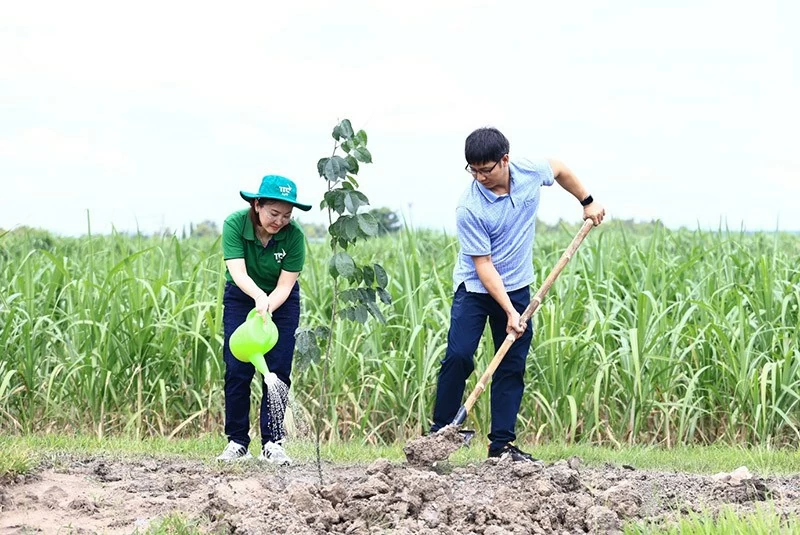 Bà Đặng Huỳnh Ức My, Chủ tịch TTC AgriS cùng ông Nguyễn Thành Tâm, Ủy viên Ban Chấp hành Trung ương Đảng, Bí thư Tỉnh ủy, Chủ tịch Hội đồng nhân dân tỉnh Tây Ninh, thực hiện hoạt động trồng cây ngay trong khuôn khổ giải chạy, tiếp nối nỗ lực của TTC AgriS trong việc lan tỏa giá trị dự án “TTC AgriS: 10 Triệu Cây Xanh - Kiến Tạo Tương Lai Xanh” tới cộng đồng thông qua mọi sáng kiến của doanh nghiệp