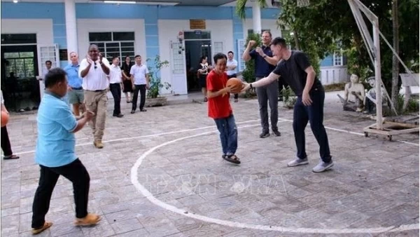 US Ambassador Marc Knapper visits, engages in sports activities with AO victims in Da Nang