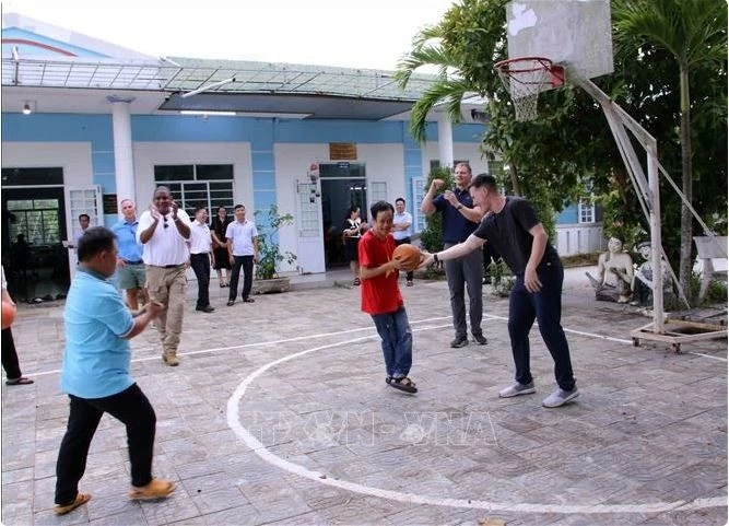 US Ambassador visits, engages in sports activities with AO victims in Da Nang