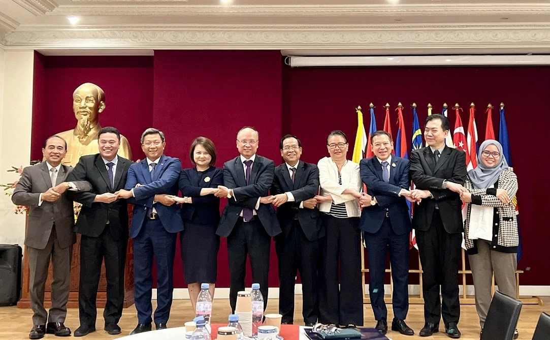 ĐSQ Việt Nam tại Pháp chuyển giao vai trò Chủ tịch luân phiên Ủy ban ASEAN tại Paris ĐSQ Việt Nam tại Pháp chuyển giao vai trò Chủ tịch luân phiên Ủy ban ASEAN tại Paris