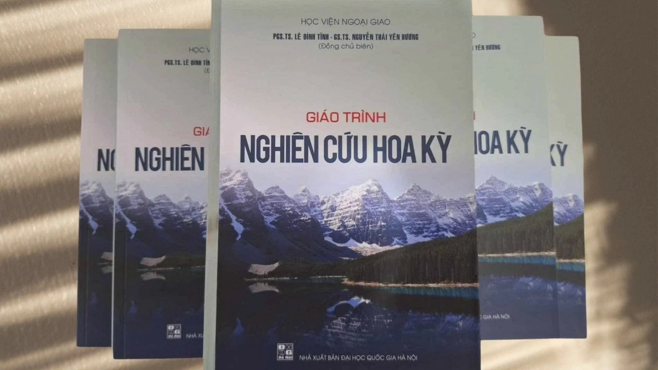 Giáo trình Nghiên cứu Hoa Kỳ: 'Trái ngọt' của hai nhà ngoại giao lâu năm và nhóm tác giả trẻ