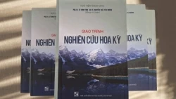 Giáo trình Nghiên cứu Hoa Kỳ: 'Trái ngọt' của hai nhà ngoại giao lâu năm và nhóm tác giả trẻ