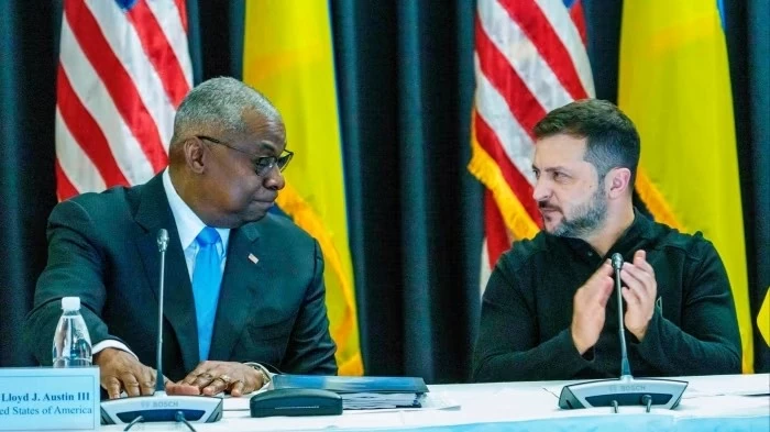 Ukrainian President Volodymyr Zelenskyy, right, and US defence secretary Lloyd Austin at the meeting in Germany © Andreas Arnold/dpa/AP